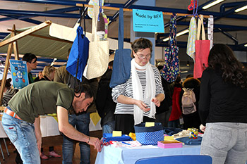 Selbst produzierte Taschen und Utensilos am Stand der Berufsfachschule für Ernährung und Versorgung